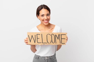 Hoş geldin bayrağı tutan genç İspanyol kadın.