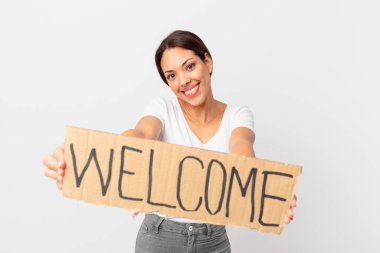 Hoş geldin bayrağı tutan genç İspanyol kadın.