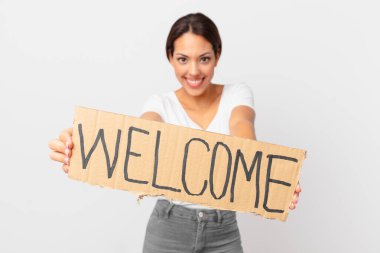 Hoş geldin bayrağı tutan genç İspanyol kadın.