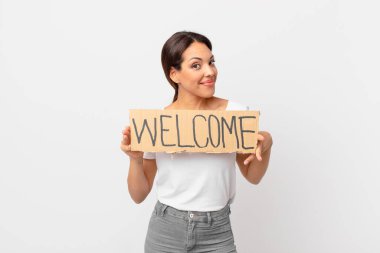 Hoş geldin bayrağı tutan genç İspanyol kadın.