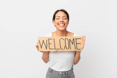 Hoş geldin bayrağı tutan genç İspanyol kadın.