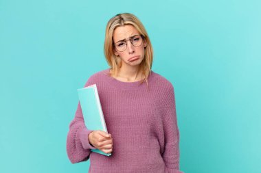 Kitapları tutan sarışın, güzel bir kadın. öğrenci konsepti