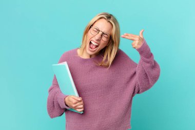 Kitapları tutan sarışın, güzel bir kadın. öğrenci konsepti