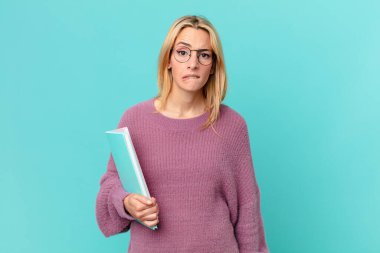 Kitapları tutan sarışın, güzel bir kadın. öğrenci konsepti