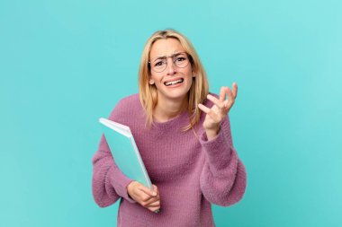 Kitapları tutan sarışın, güzel bir kadın. öğrenci konsepti