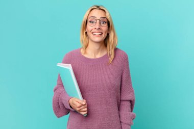 Kitapları tutan sarışın, güzel bir kadın. öğrenci konsepti