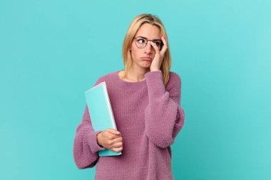 Kitapları tutan sarışın, güzel bir kadın. öğrenci konsepti