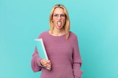 Kitapları tutan sarışın, güzel bir kadın. öğrenci konsepti