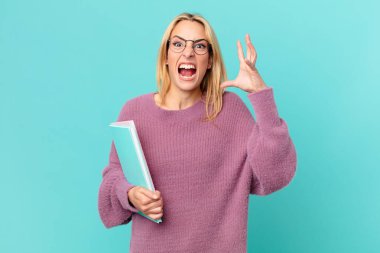 Kitapları tutan sarışın, güzel bir kadın. öğrenci konsepti