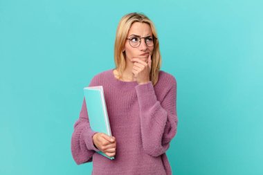 Kitapları tutan sarışın, güzel bir kadın. öğrenci konsepti