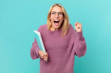 Kitapları tutan sarışın, güzel bir kadın. öğrenci konsepti