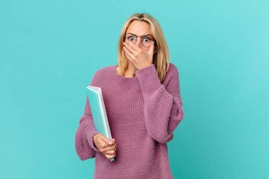 Kitapları tutan sarışın, güzel bir kadın. öğrenci konsepti