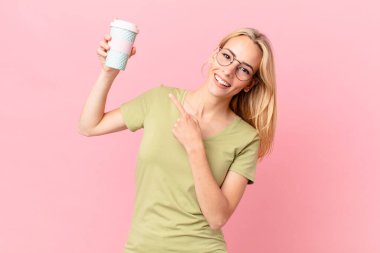 Sarışın, güzel kadın kahve içiyor.