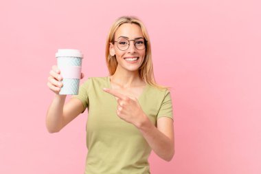 Sarışın, güzel kadın kahve içiyor.