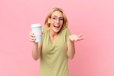 Sarışın, güzel kadın kahve içiyor.