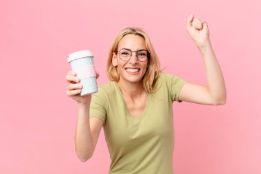 Sarışın, güzel kadın kahve içiyor.