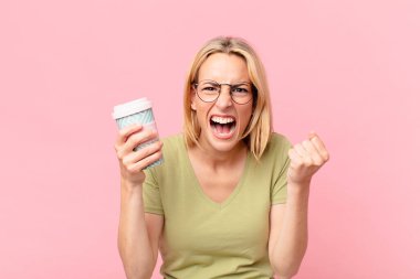 Sarışın, güzel kadın kahve içiyor.