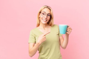 Sarışın, güzel kadın kahve içiyor.