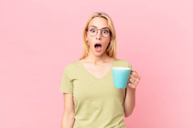 Sarışın, güzel kadın kahve içiyor.