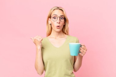 Sarışın, güzel kadın kahve içiyor.