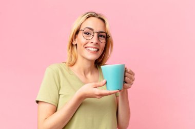 Sarışın, güzel kadın kahve içiyor.