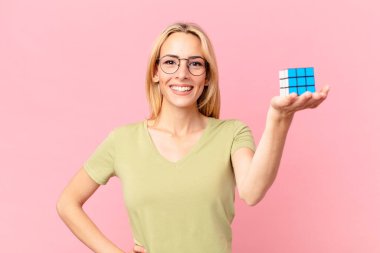 Sarışın güzel bir kadın mantıksal bir meydan okuma oyunu çözüyor.