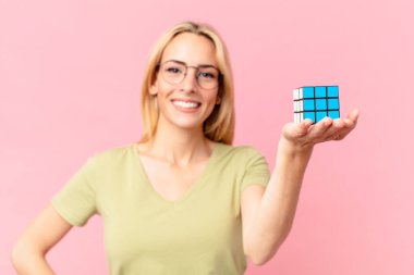 Sarışın güzel bir kadın mantıksal bir meydan okuma oyunu çözüyor.