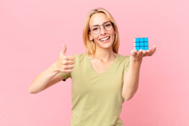 Sarışın güzel bir kadın mantıksal bir meydan okuma oyunu çözüyor.