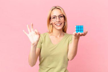 Sarışın güzel bir kadın mantıksal bir meydan okuma oyunu çözüyor.