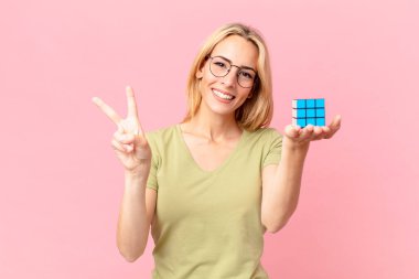 Sarışın güzel bir kadın mantıksal bir meydan okuma oyunu çözüyor.