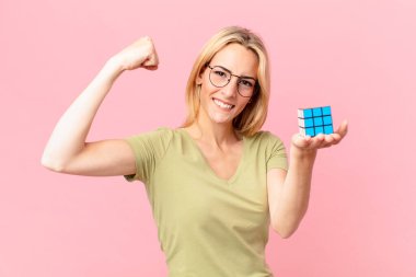 Sarışın güzel bir kadın mantıksal bir meydan okuma oyunu çözüyor.