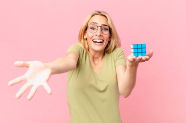 Sarışın güzel bir kadın mantıksal bir meydan okuma oyunu çözüyor.