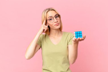 Sarışın güzel bir kadın mantıksal bir meydan okuma oyunu çözüyor.