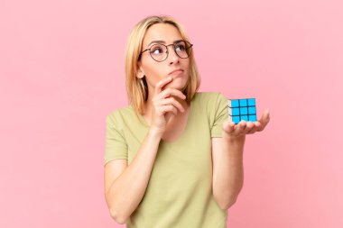 Sarışın güzel bir kadın mantıksal bir meydan okuma oyunu çözüyor.