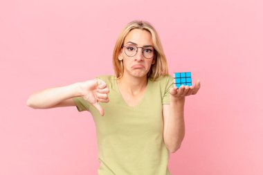 Sarışın güzel bir kadın mantıksal bir meydan okuma oyunu çözüyor.