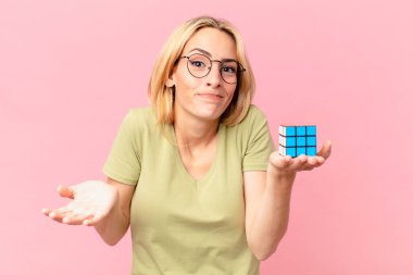 Sarışın güzel bir kadın mantıksal bir meydan okuma oyunu çözüyor.