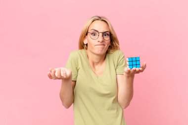 Sarışın güzel bir kadın mantıksal bir meydan okuma oyunu çözüyor.