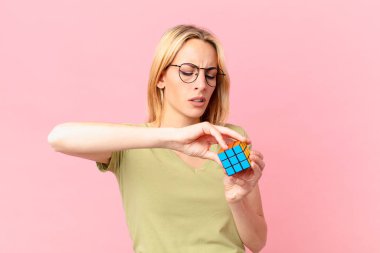 Sarışın güzel bir kadın mantıksal bir meydan okuma oyunu çözüyor.