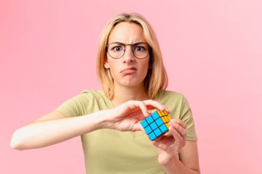 Sarışın güzel bir kadın mantıksal bir meydan okuma oyunu çözüyor.