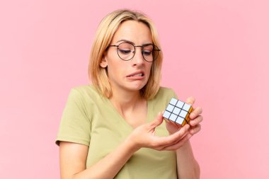 Sarışın güzel bir kadın mantıksal bir meydan okuma oyunu çözüyor.