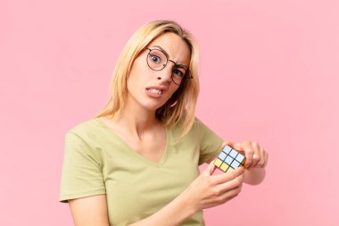 Sarışın güzel bir kadın mantıksal bir meydan okuma oyunu çözüyor.