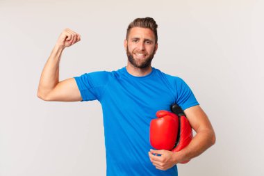 Boks eldivenli genç fitness adamı.