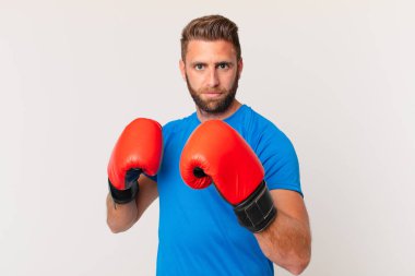 Boks eldivenli genç fitness adamı.