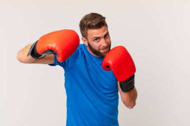 Boks eldivenli genç fitness adamı.