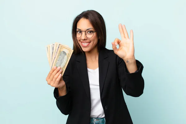 Ung Latinamerikansk Affärskvinna Med Dollarsedlar — Stockfoto