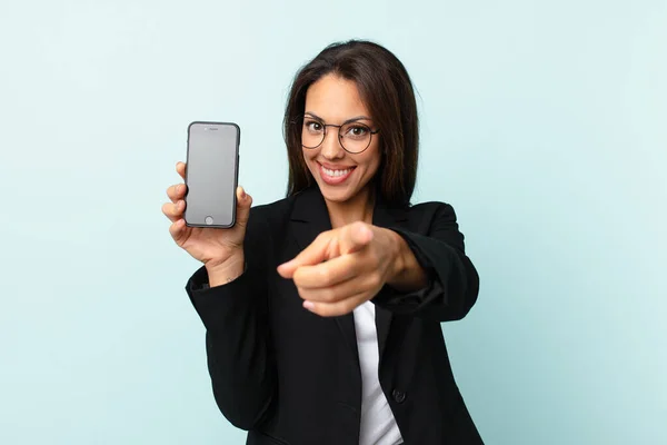 Ung Latinamerikansk Affärskvinna Med Smart Telefon — Stockfoto