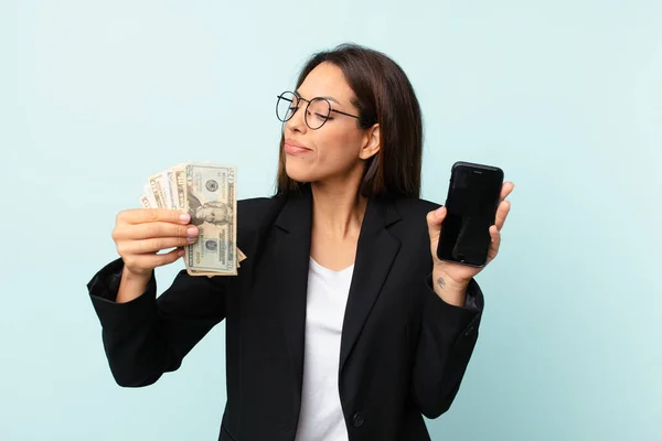 Joven Mujer Negocios Hispana Con Teléfono Inteligente —  Fotos de Stock