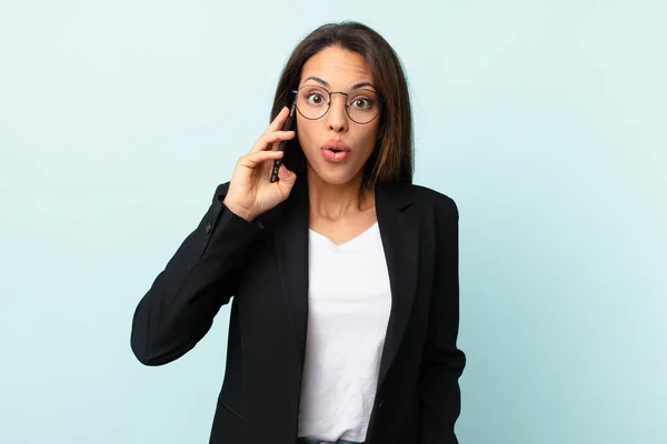 Jovem Hispânico Empresária Com Telefone Inteligente — Fotografia de Stock