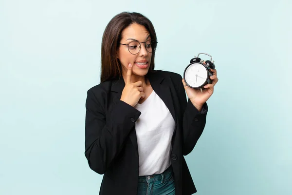 Junge Hispanische Geschäftsfrau Mit Wecker — Stockfoto