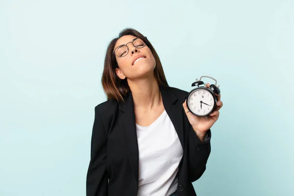 Junge Hispanische Geschäftsfrau Mit Wecker — Stockfoto